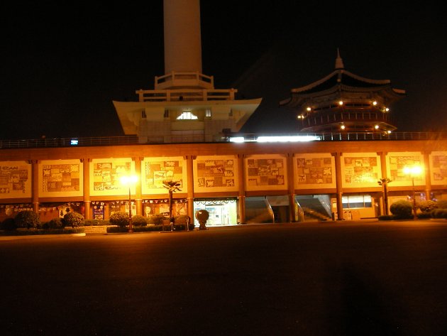 夜の釜山タワー入口
